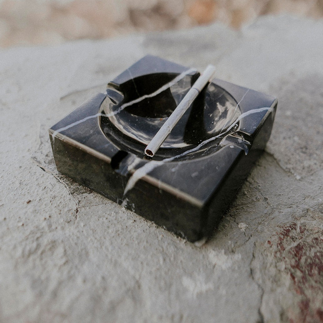 Cenicero cuadrado para cigarro